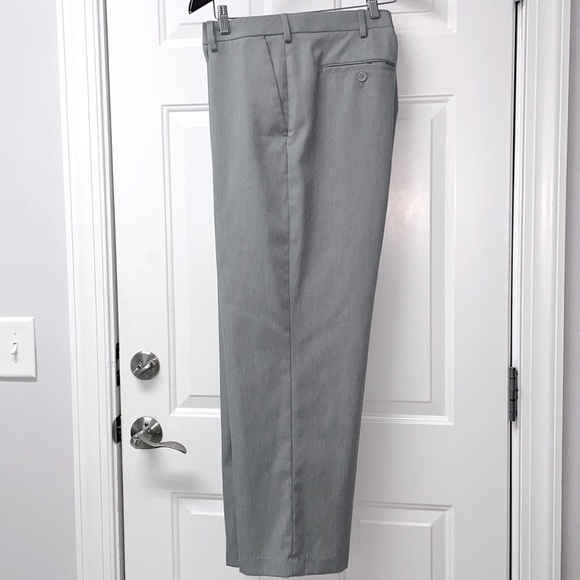 Van Heusen flat front pants. Mens 40/30 - Picture 2 of 5